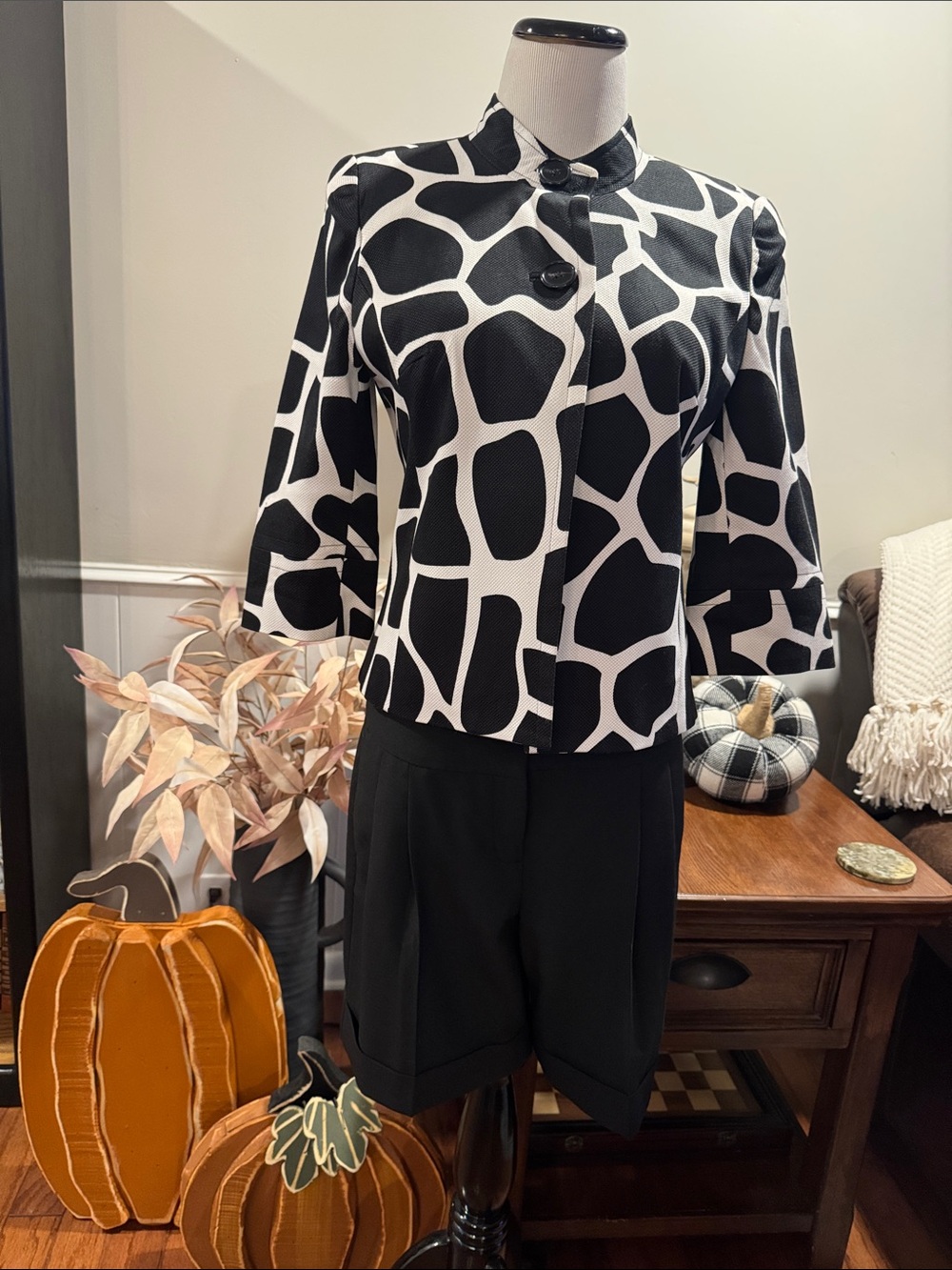 Black & White Giraffe-Print Button Front Women's 3/4 sleeve Jacket.